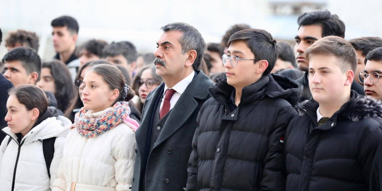 Okullarda Şehitlerimiz İçin Saygı Duruşu