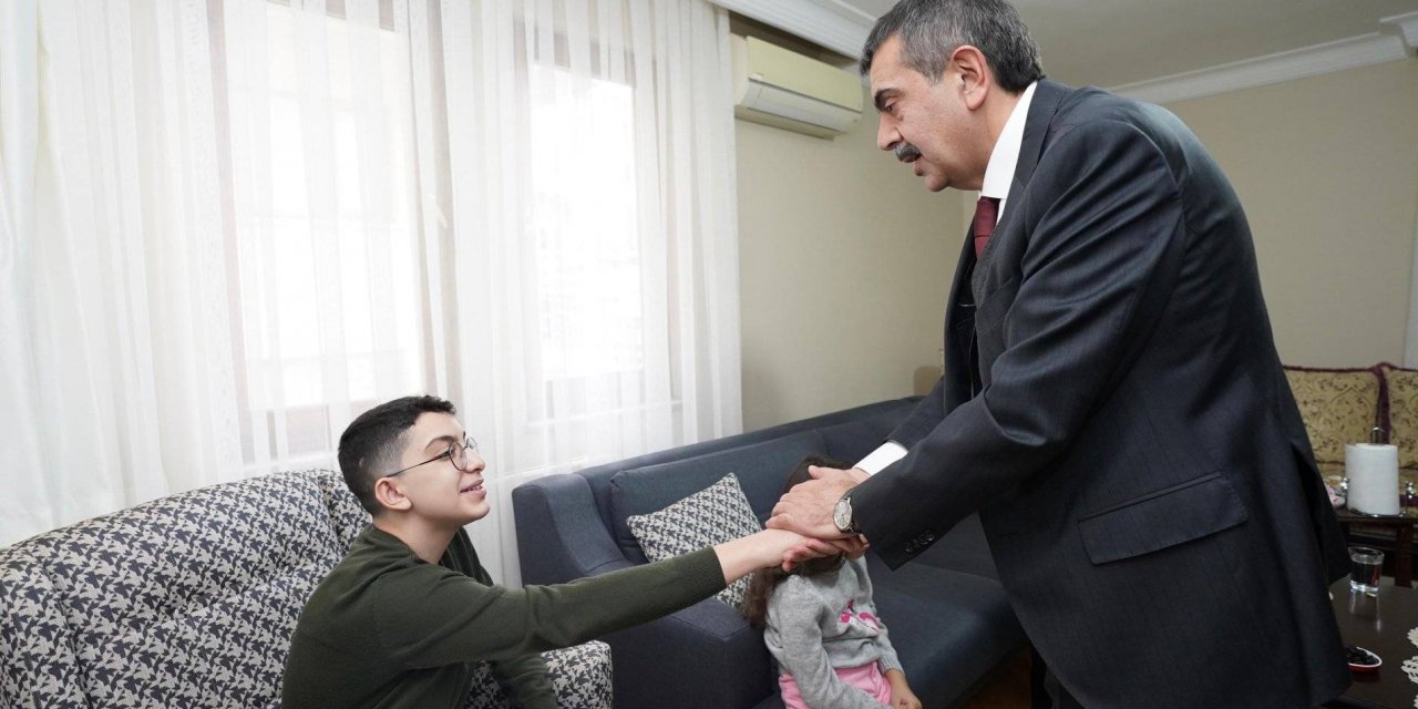 Bakan Tekin Evde Eğitim Alan Depremzede Öğrenciye Karne Verdi