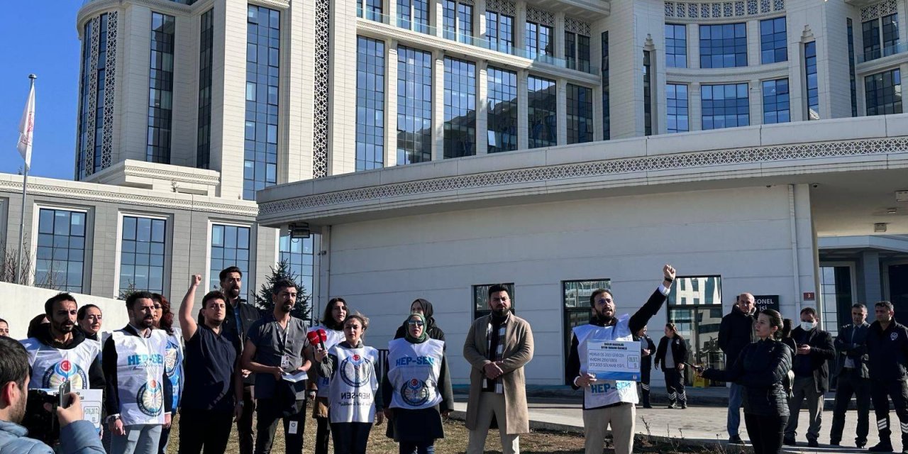 Hep-sen Giyim Yardımı İçin Sağlık Bakanlığının Önüne Dayandı!