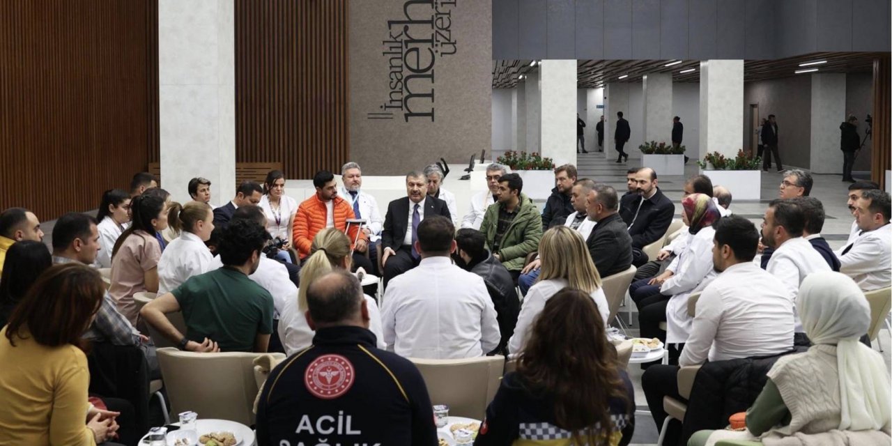 Sağlık Bakanı Fahrettin Koca, Depremlerde Kurtarılan Afetzedelerle Buluştu