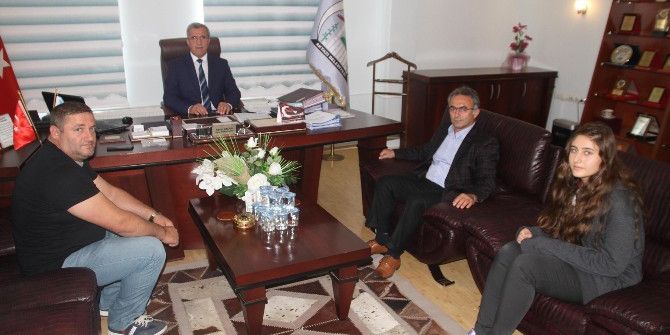 Başkan Akcan’dan Kübra’ya Ödül