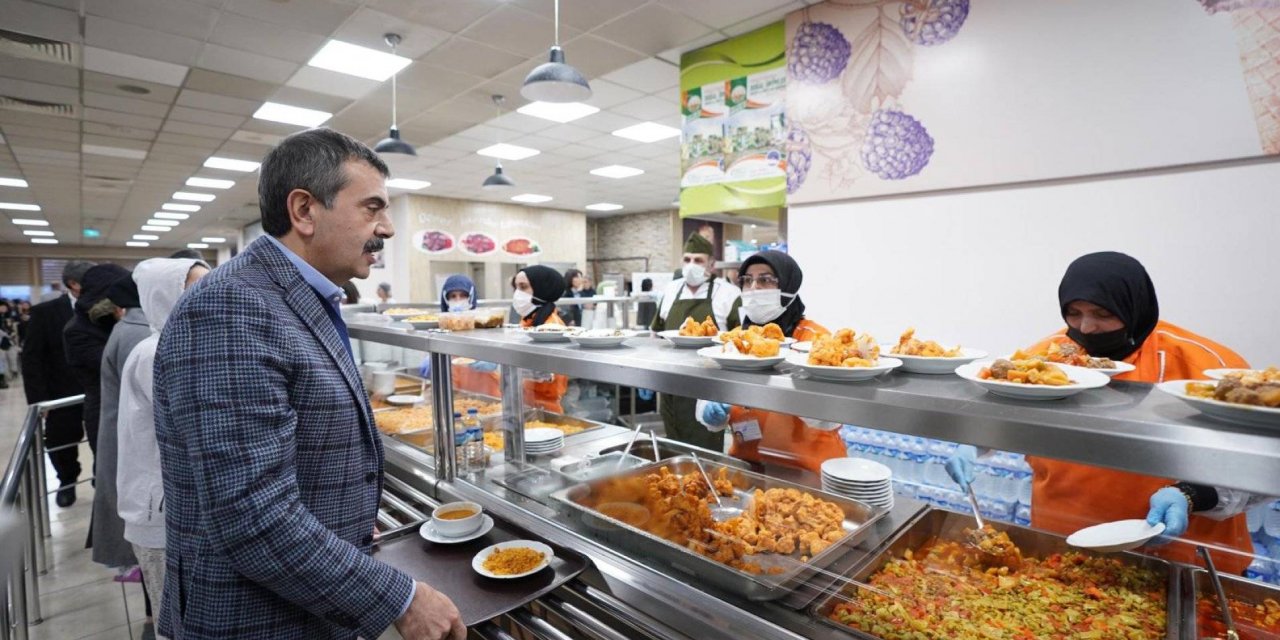 Bakan Yusuf Tekin, Öğrencilerle Yemek Sırasına Girdi !