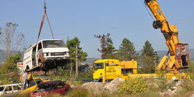 Hurda Araçlar Sokaklardan Kaldırılıyor