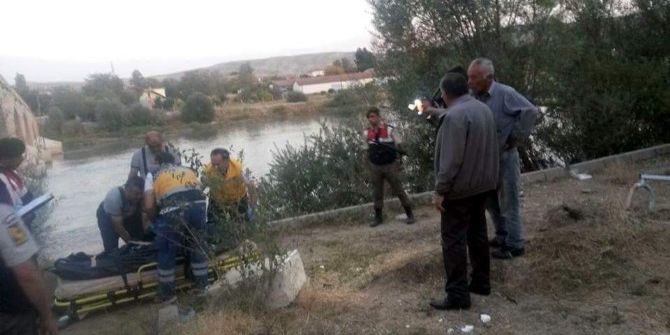 Direksiyon Hakimiyetini Kaybeden Otomobil Köprüden Uçtu: 1 Ölü 1 Yaralı