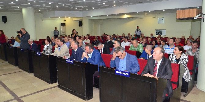 Chp’den İhraç Edilen Meclis Üyesi, Chp’li Belediyeyi Topa Tuttu