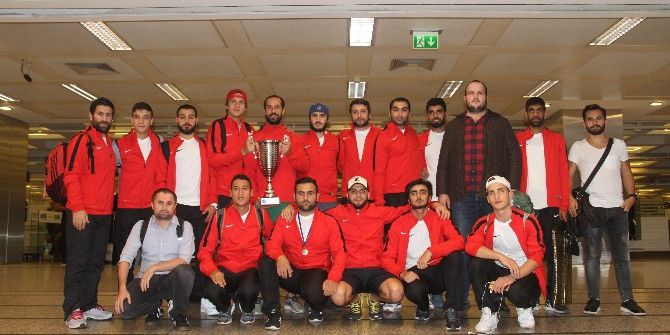 Zeytinburnu Belediyesi Buz Hokeyi Takımı Avrupa Şampiyonu Oldu