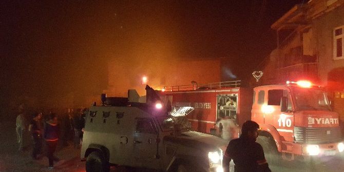 Eş Zamanlı Çıkan 2 Yangında Çok Sayıda Ev Yandı