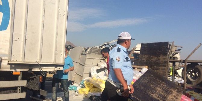 Otoyol Savaş Alanına Döndü, Kamyon Tıra Çarptı 2 Yaralı