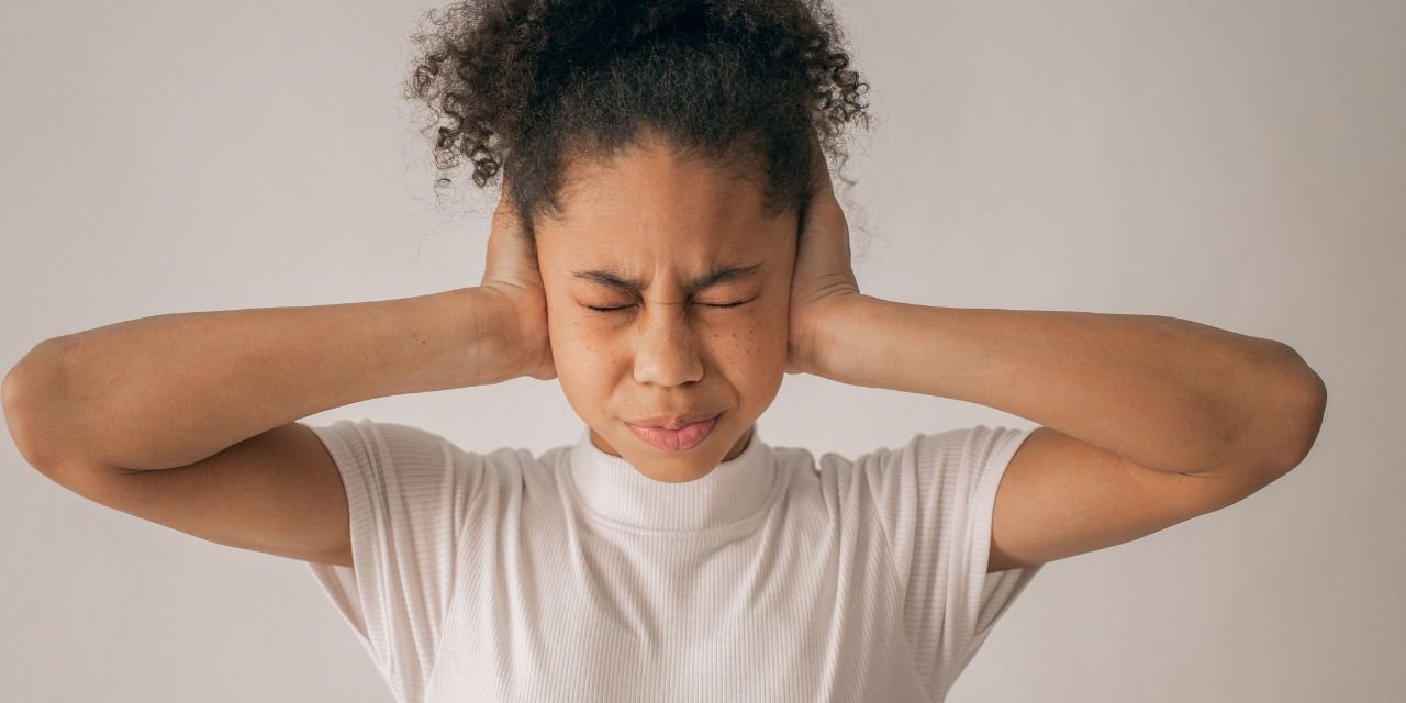 Kulaklıkla Yüksek Sesle Müzik Dinleyenler İ̇çin Önemli Uyarılar!