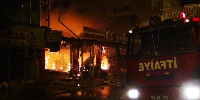 Erciş’te Çıkan Yangında Avm Kül Oldu