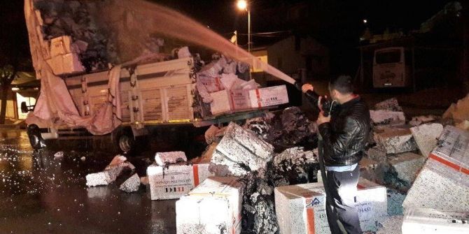 Strafor Yüklü Kamyon Alev Aldı