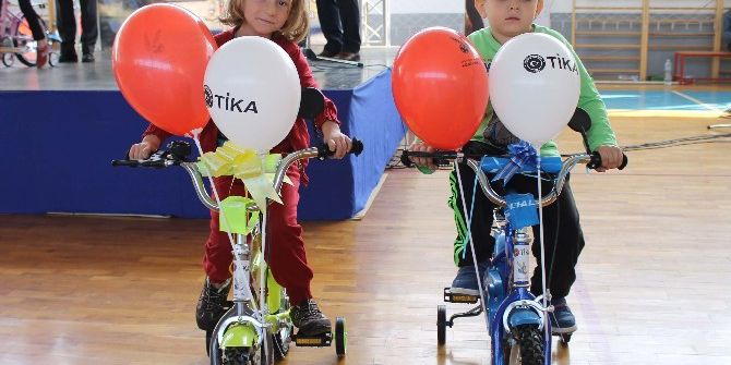 Tika, Makedonya’da Yetimlerin Yüzünü Güldürdü