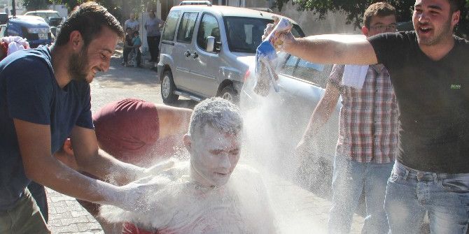 Damadın Kafasında Yumurta Kırıp Fırçayla Yıkadılar