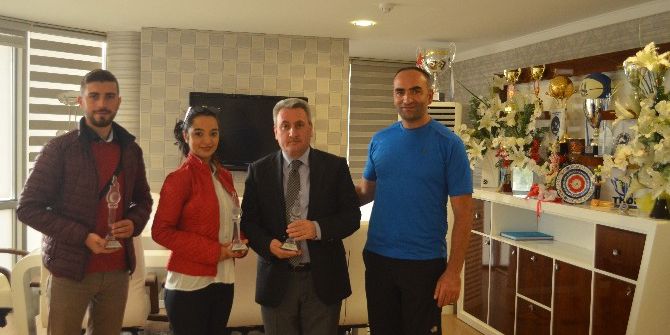 Taşkesenligil, Kortların Şampiyonlarını Kutladı