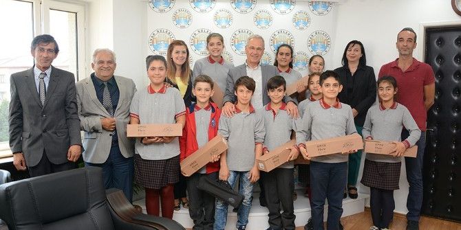 Başkan Acar Kursa Başlayacak Öğrencilere Flüt Hediye Etti