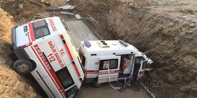 Ambulanslar Köprüden Uçtu: 4 Yaralı