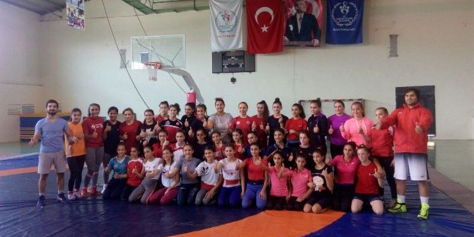 Bayan Güreş Milli Takımı Sporcuları Ecdat Toprakları Söğüt’te Kampa Girdi