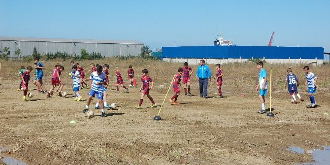 Dikkat Çekmek İçin Sağlıksız Zeminde İdman Yaptılar