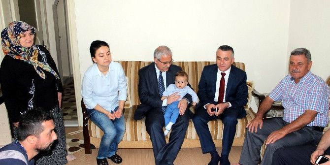 Vali Güvençer, Salihli’de Şehit Ailesini Ziyaret Etti