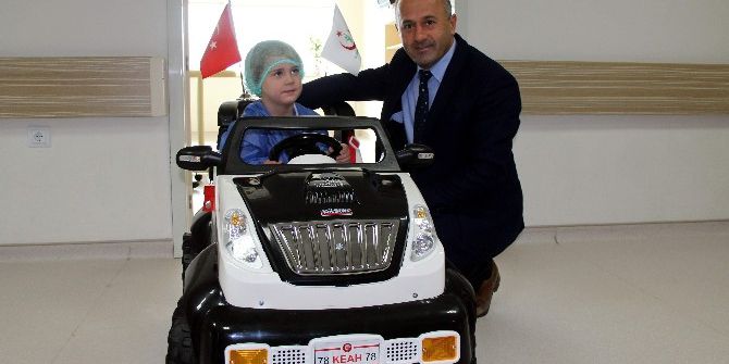 Çocuklar Ameliyata Akülü Arabayla Gidiyor