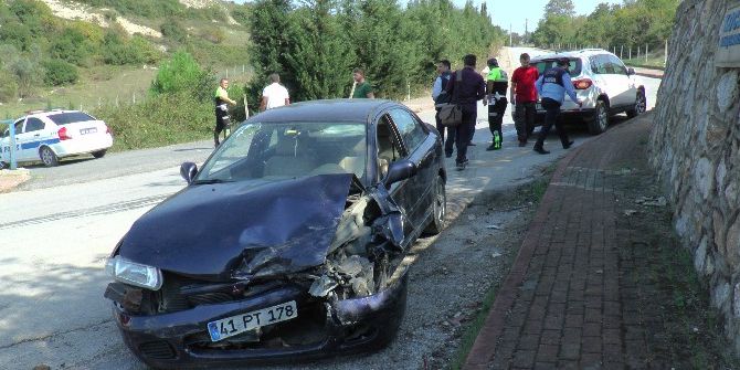Lüks Cip Otomobille Çarpıştı: 2 Yaralı