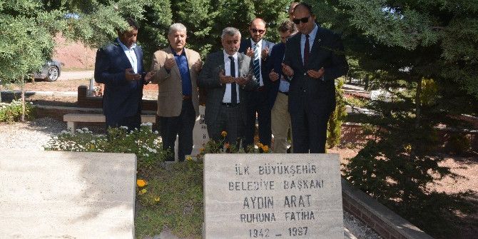 Aydın Arat Kabri Başında Anıldı
