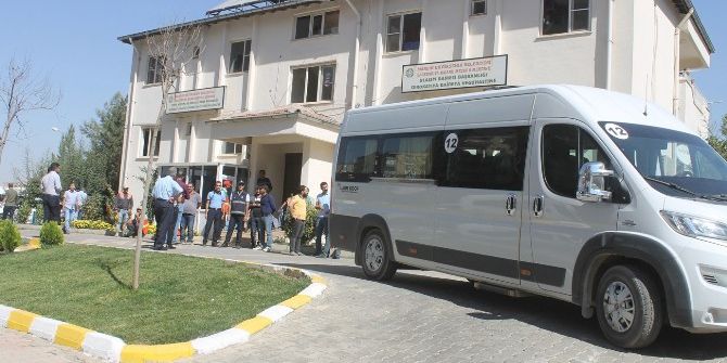 Minibüsçüler Yol Kapatıp, Belediyeyi Protesto Etti
