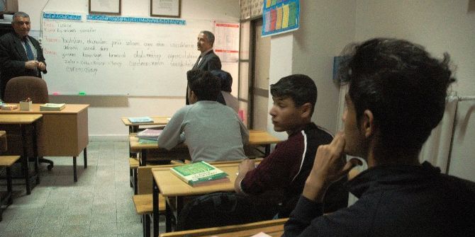 Yabancı Uyruklu Öğrencilere Türkçe Eğitimi