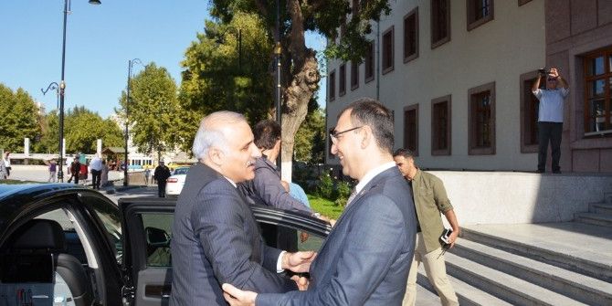 Vali Zorluoğlu Vali Toprak’ı Makamında Ziyaret Etti
