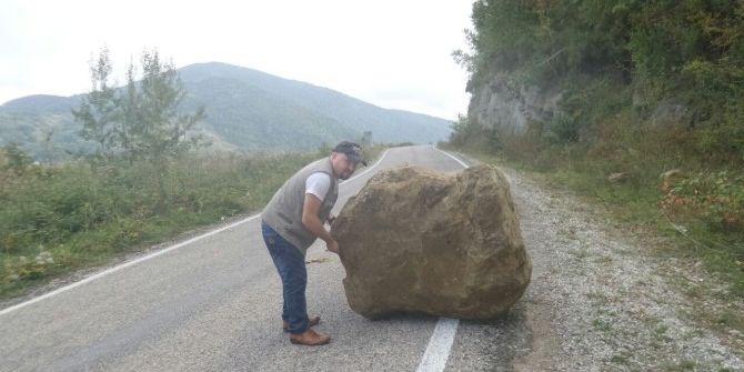 Yola Düşen Dev Kaya Korkuttu