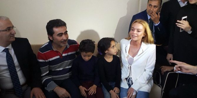 Hollywood’un Ünlü Yıldızı Lindsay Lohan Suriyeli Aileyi Ziyaret Etti