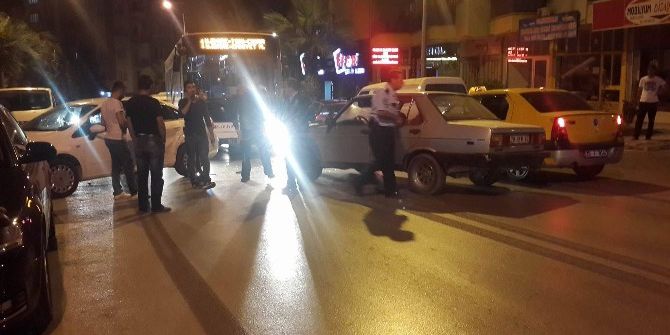 Kazada Yolun Kapanmasına Sinirlenen Sürücü Havaya Ateş Etti