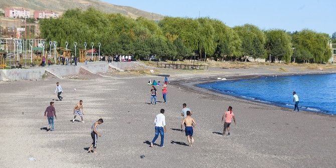 Sıcak Havayı Fırsat Bilenler Sahile Koştu