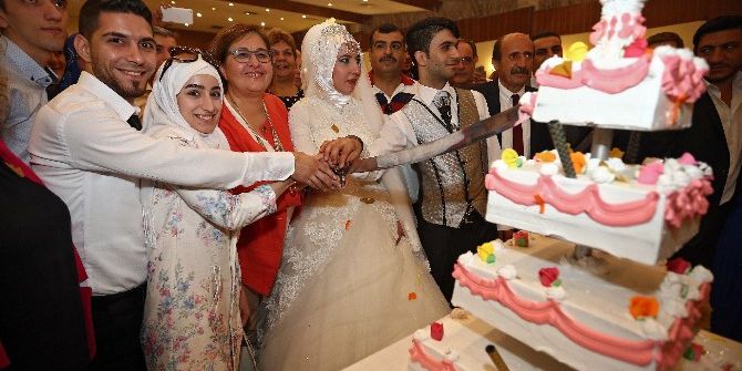 49 Çift 90. Yılda Evlendi