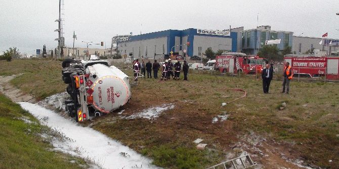 Otobanda Mazot Yüklü Kamyon Devrildi