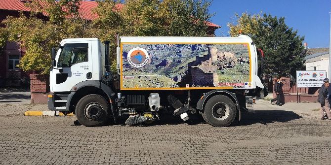 Çıldır Belediyesine Yol Süpürme Ve Temizlik Aracı Hibe Edildi