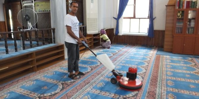 Burhaniye’de Camilere Belediye Temizliği