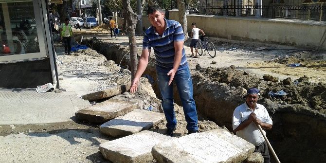 Belediyenin Kazdığı Çukurdan, Tarihi Mezar Taşları Çıktı