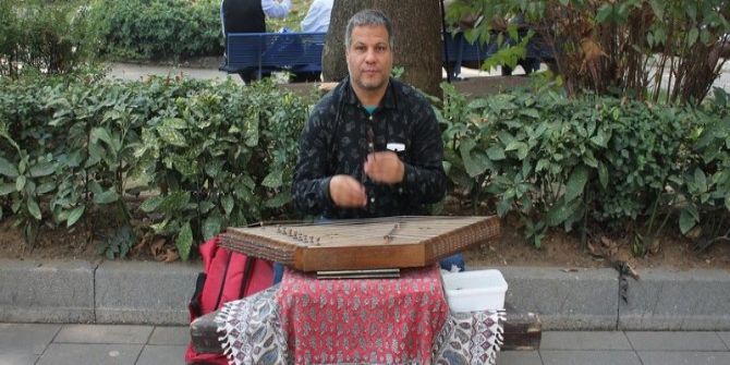 İranlı Ali Ferdi, Sokak Müzisyenliği Yaparak Hayata Tutunuyor