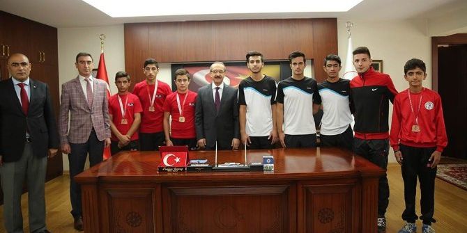 Vali Yavuz Başarılı Sporcuları Ödüllendirdi