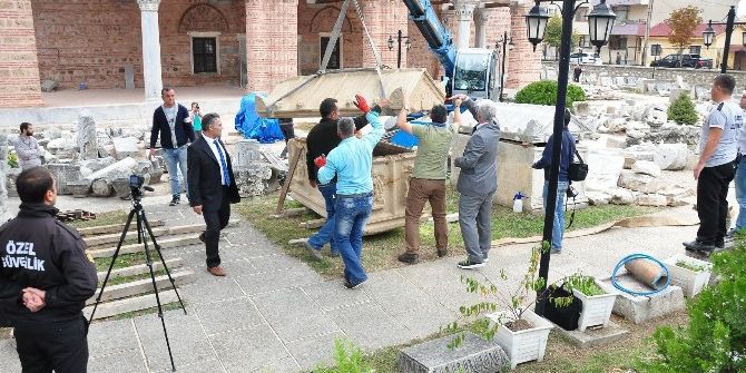 Zeytinlikte Bulunan Lahdin Bir Tonluk Kapağı Vinçle Açıldı