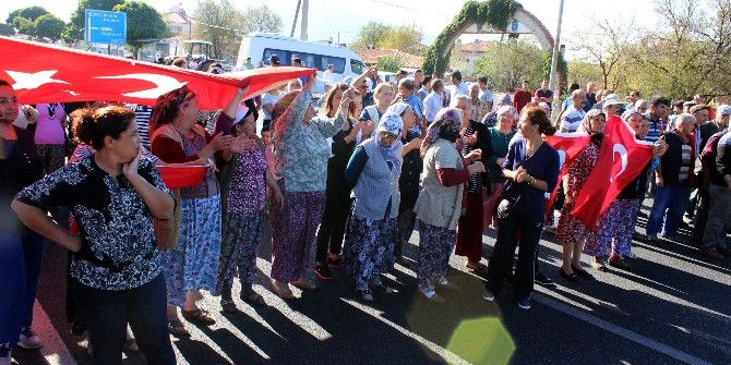 Vatandaşlar 20 Yılda 26 Kişinin Öldüğü Yolu Trafiğe Kapattı