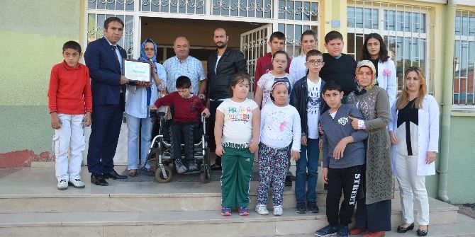 Vefat Eden Kardeşinin Tekerlekli Sandalyelerini Bağışladı