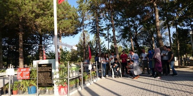 Abdurrahmanpaşa Lisesi, Şehit Halisdemir’in Kabrini Ziyaret Etti