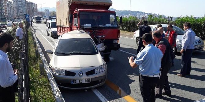 Arızalanınca Yol Kenarına Park Edilen Araca Arkadan Gelen Kamyon Çarptı