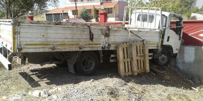Kamyonet Duvara Çarptı: 1 Yaralı