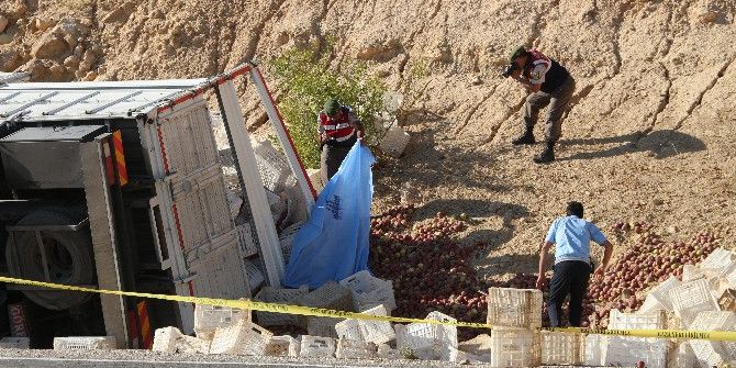 Mut’ta Elma Yüklü Kamyon Devrildi: 1 Ölü