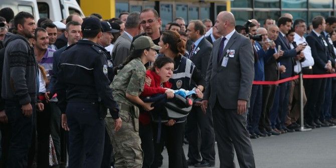 Şehit Eşini Kundaktaki Bebeğiyle Karşıladı