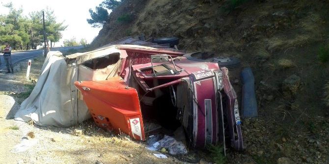 Manisa’da Freni Boşalan Kamyonet Devrildi: 3 Yaralı