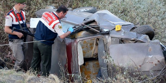 Otomobil Şarampole Takla Attı: 1 Ölü, 1 Yaralı
